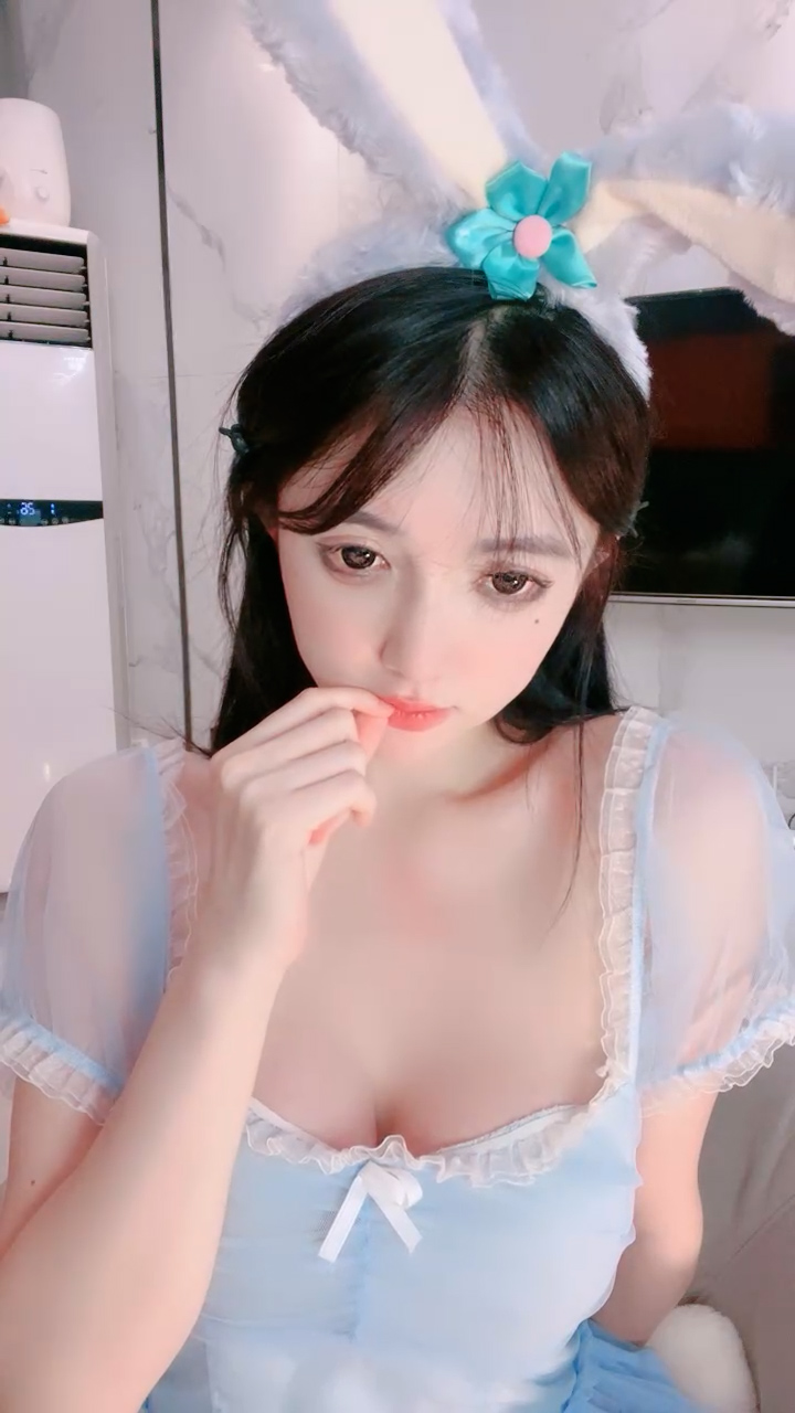 极品尤物网红女神！爆乳美腿女仆装！翘起屁股短裙，自摸骚穴热舞，换装诱惑，干净肥唇美穴