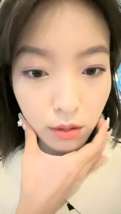 04年艺校妹妹！短发甜美颜值超顶！换上透视情趣装，酒店独自诱惑，翘起美臀扒开，骚逼手指扣弄