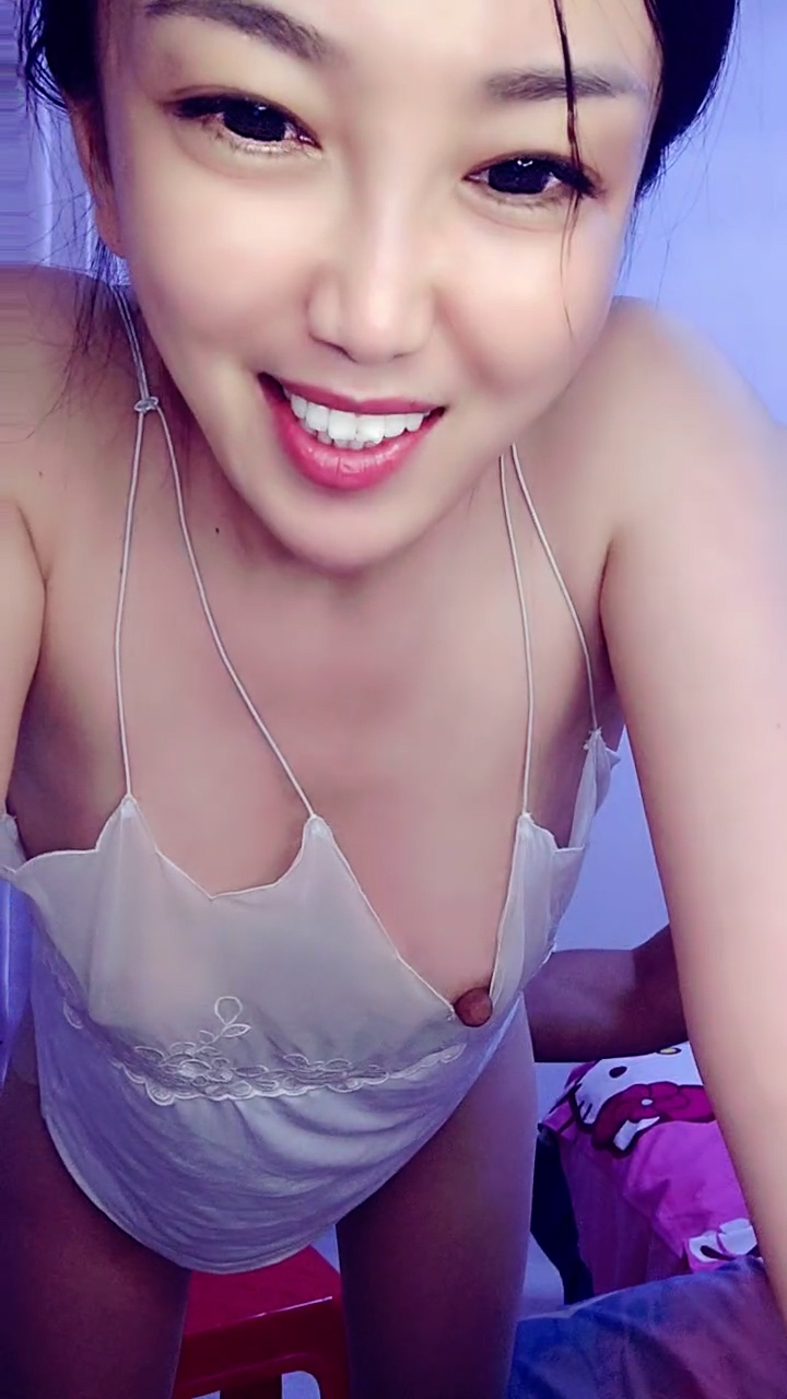 丝袜高跟露脸超骚的良家小少妇深夜跟大哥激情啪啪，让大哥亲着小嘴揉奶玩逼，各种体位爆草蹂躏，浪叫呻吟