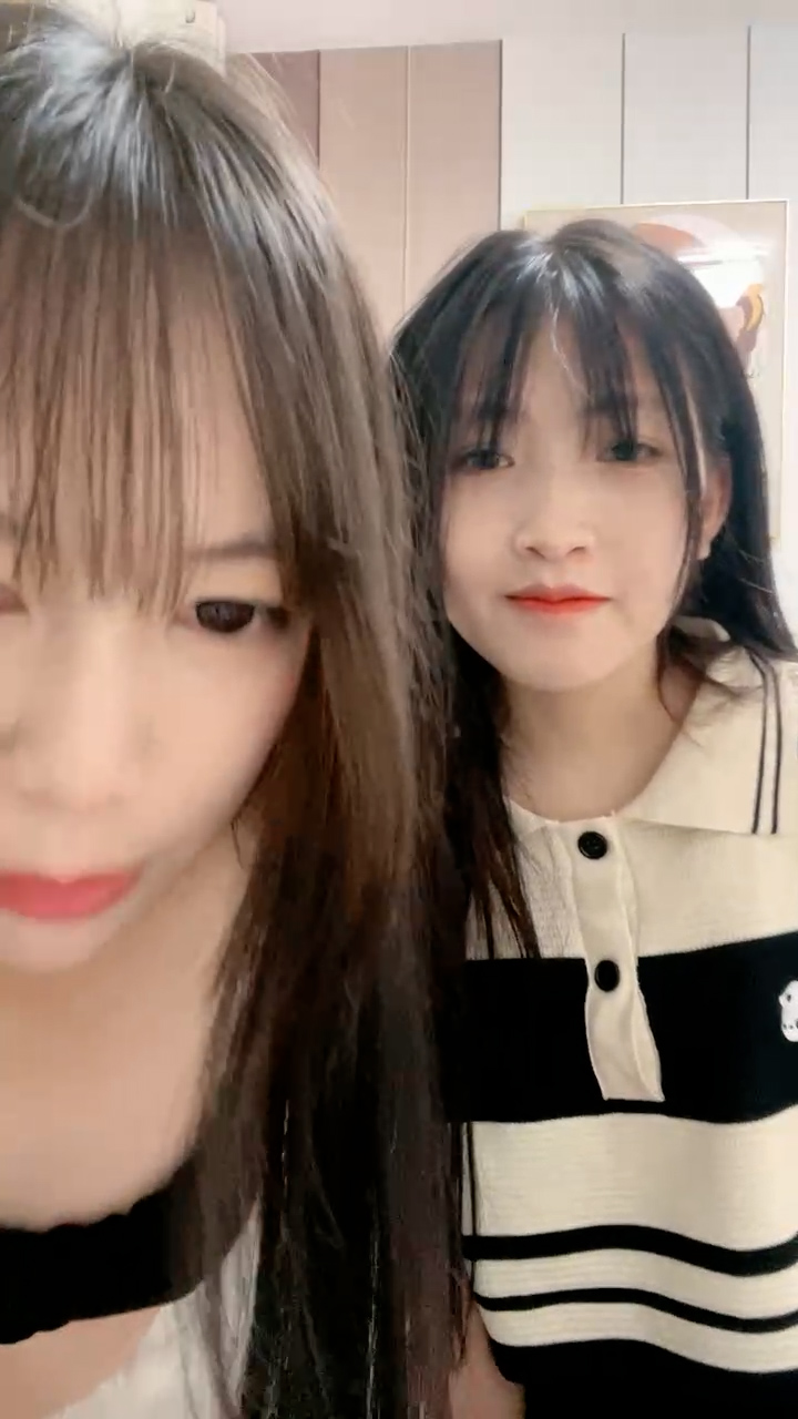 清纯美少女！新人姐妹花刚下海！文静乖巧，收费房脱光光，粉嫩小穴互摸，大姨妈还没走完