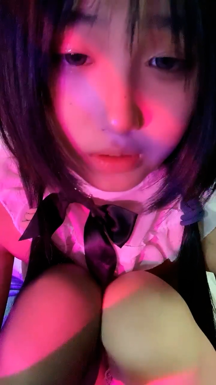 双马尾呆萌小萝莉！新人妹妹刚下海！小小年纪超会玩，跳蛋玻璃棒双管齐下，猛捅微毛嫩穴，娇喘呻吟不断