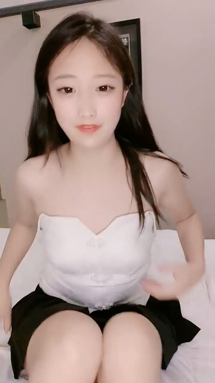 清纯甜美少女！刷礼物提要求！光滑美臀翘起，脱下内裤被炮友掰穴，紧致超肥美穴，振动棒抽插自慰