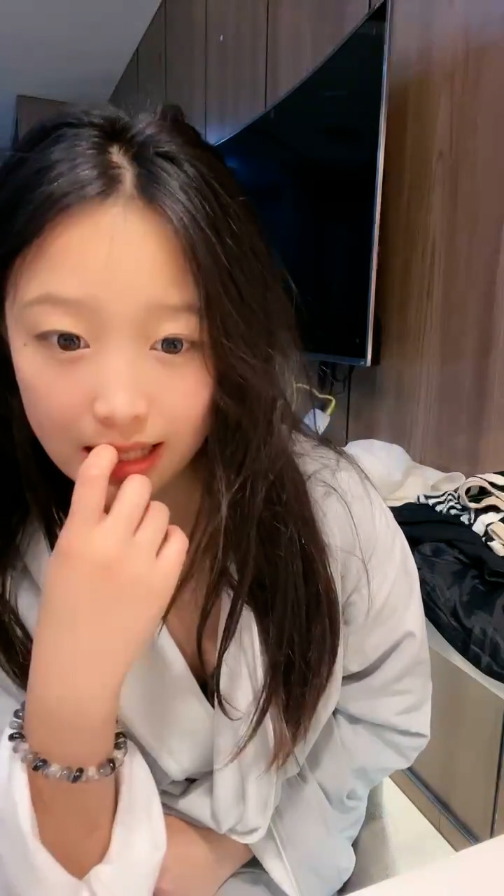 新人下海美女！外表甜美酒店开房！收费房开操，骑脸插嘴振动棒插穴，叫起来好骚，大肥臀后入很Q弹