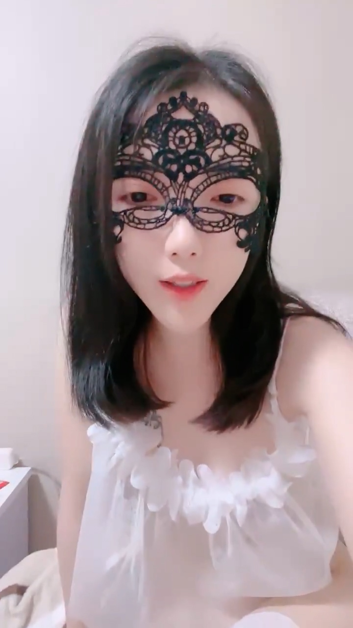 新人下海面罩小姐姐！外表甜美炮友舌吻！透视装白丝袜，跳跳糖给炮友口交，扒开多毛骚穴特写