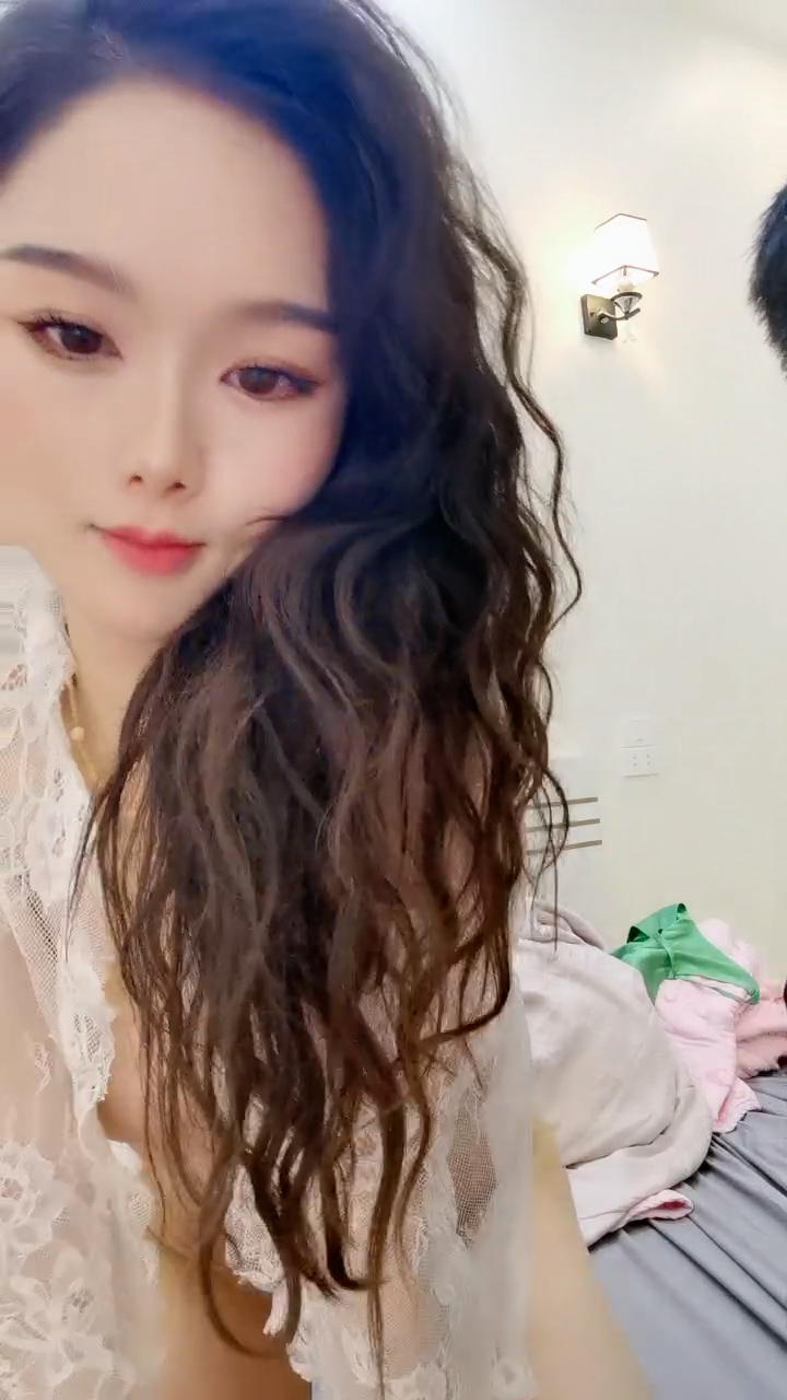 新来的御姐范极品小阿姨，高颜值一字马展示粉嫩骚穴，让旁边的好大儿子揉奶舔逼，淫声荡语互动狼友精彩刺激