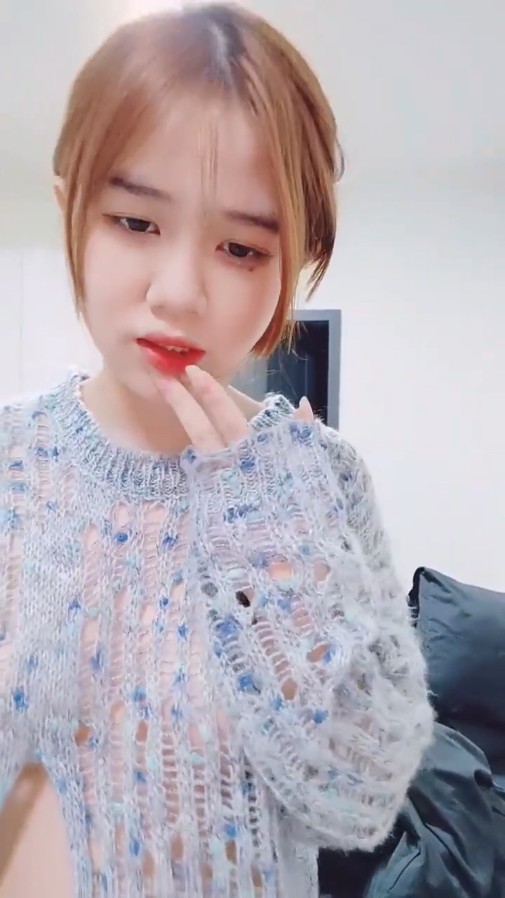 清纯系天花板！呆萌美少女颜宝！小美女很会玩，白嫩美乳超嫩粉穴，道具插穴舔奶子，娇滴滴表情