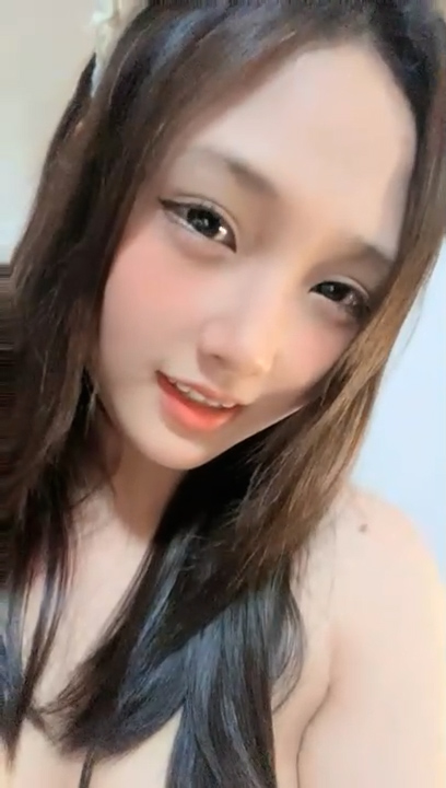 清纯可爱美少女！甜美嫩妹妹！难得收费秀一波，无毛骚穴掰开特写，彩虹假屌骑乘位，妹妹玩的还挺花