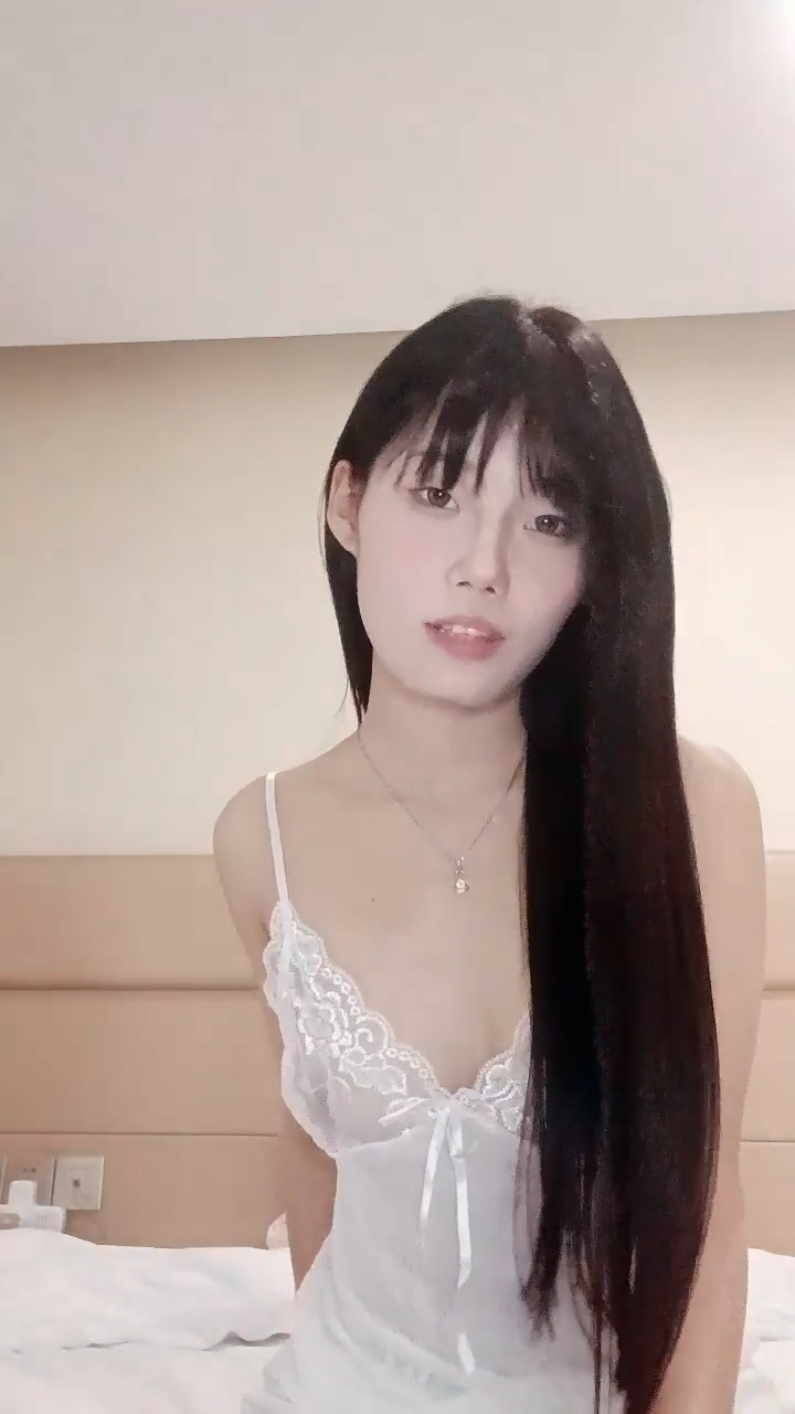 外表清纯乖巧妹妹！细腰黑丝美腿！极品蜜桃美臀，近距离特写，自摸骚穴扣弄，表情很爽嗲嗲