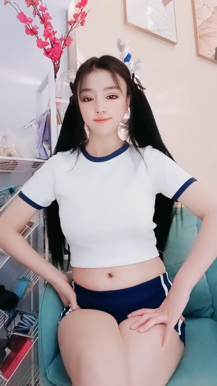 新人下海网红美女！扎起双马尾超甜美！撩起衣服大奶子，浴室衬衣湿身诱惑，骚穴特写