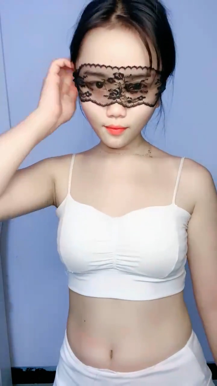 风骚小婊妹让小哥亲着小嘴玩奶子摸屁股慢慢扒光给狼友看，舔弄大鸡巴让小哥压在身下无套抽插，逼逼淫水多多