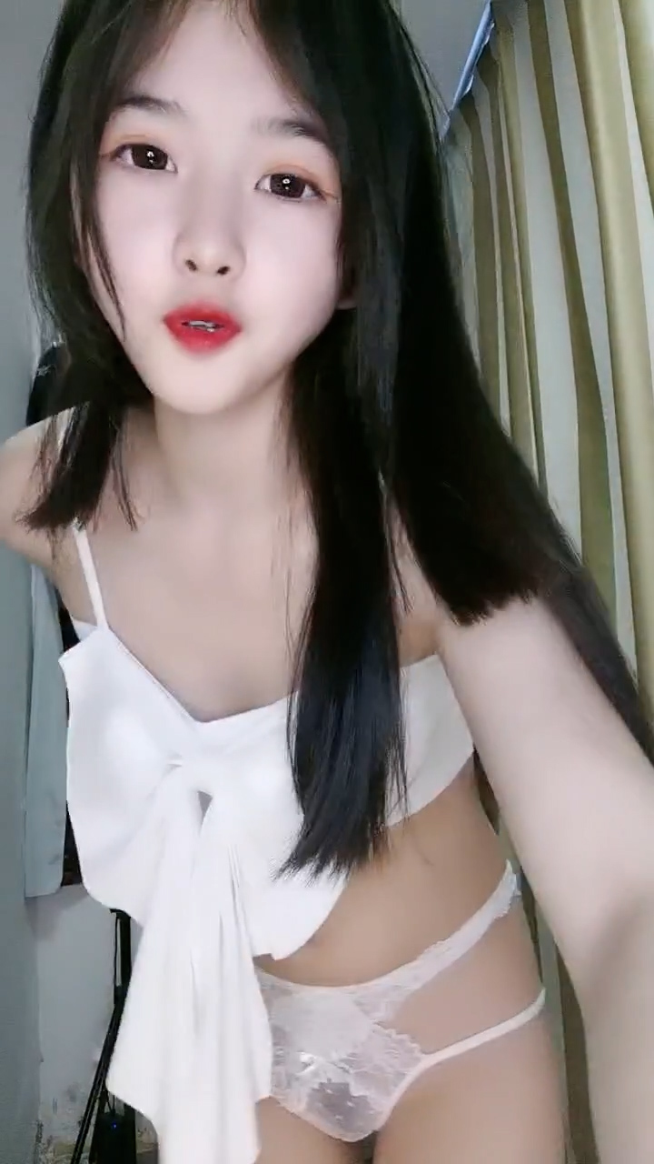 清纯甜美少女！娇小身材极度淫骚！贫乳小穴特写，玻璃磨蹭插入，爽的不断流出，娇喘呻吟不断