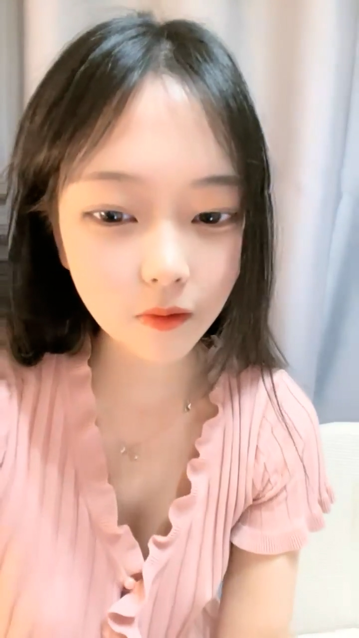 甜美漂亮少女！说话温柔收费秀！脱下内裤多毛骚逼，粉嫩小穴掰开特写，假屌洞口磨蹭插入