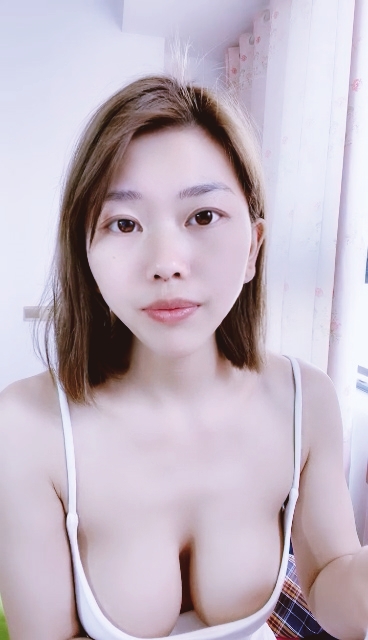 【禁漫直播】短发小少妇露脸道具,狗链乳夹JK制服圆润奶子,跳蛋自慰