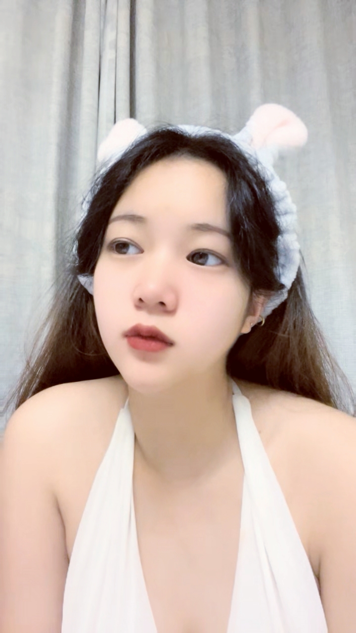 【禁漫直播】白色抹胸晚礼服,超短裙,大白屁股都是露在外面,丰满大奶子,侧面露出一线天道具插入粉穴