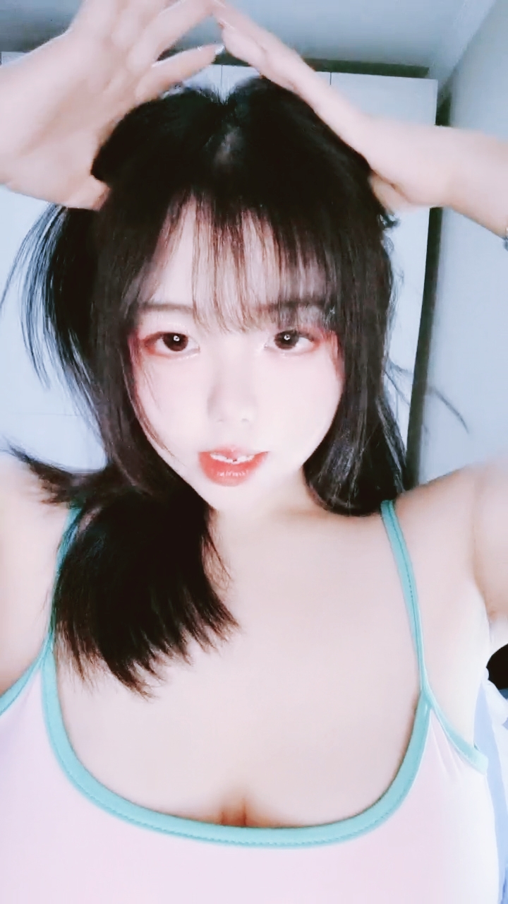 【禁漫直播】大奶尤物小姐妹全程露脸一起大秀给狼友发骚,互动情趣听指挥叫狼友爸爸,揉奶玩逼自慰撅着屁股给狼友看好骚