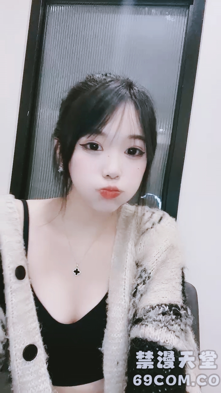 【禁漫直播】一字马女神无毛白虎逼粉嫩诱人,全程露脸大秀直播,性感热舞抖奶翘臀,自慰呻吟表情风骚,火辣身材强烈推荐