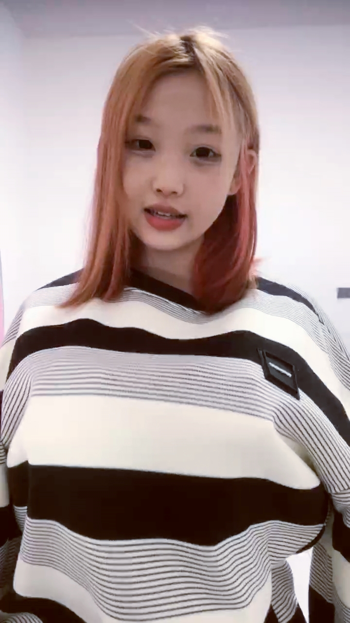 【禁漫直播】00后高颜值美少女！性格活泼甜美！脱光光扭腰摆臀,贫乳奶子多毛嫩穴,怼在镜头前特写