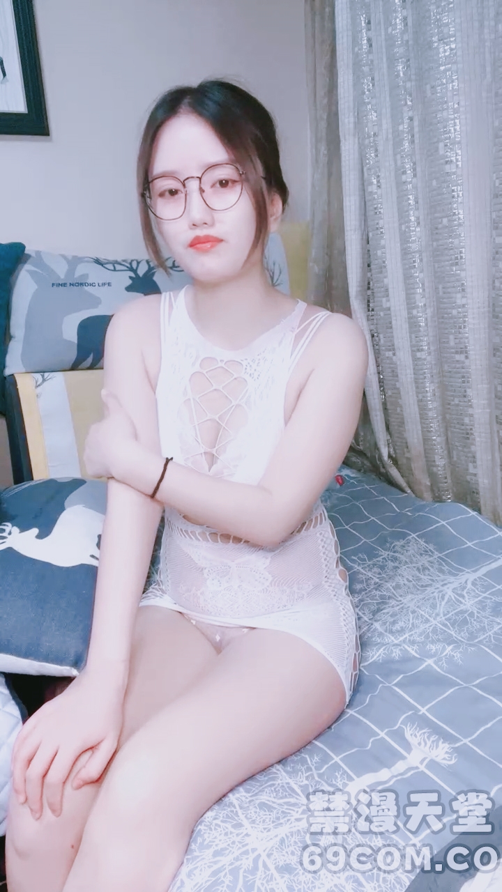 【禁漫直播】极品尤物！眼镜小骚货！扒开丁字裤JB塞入,一顿猛操,趴在桌子上舔骚逼,张开双腿输出,操完自慰