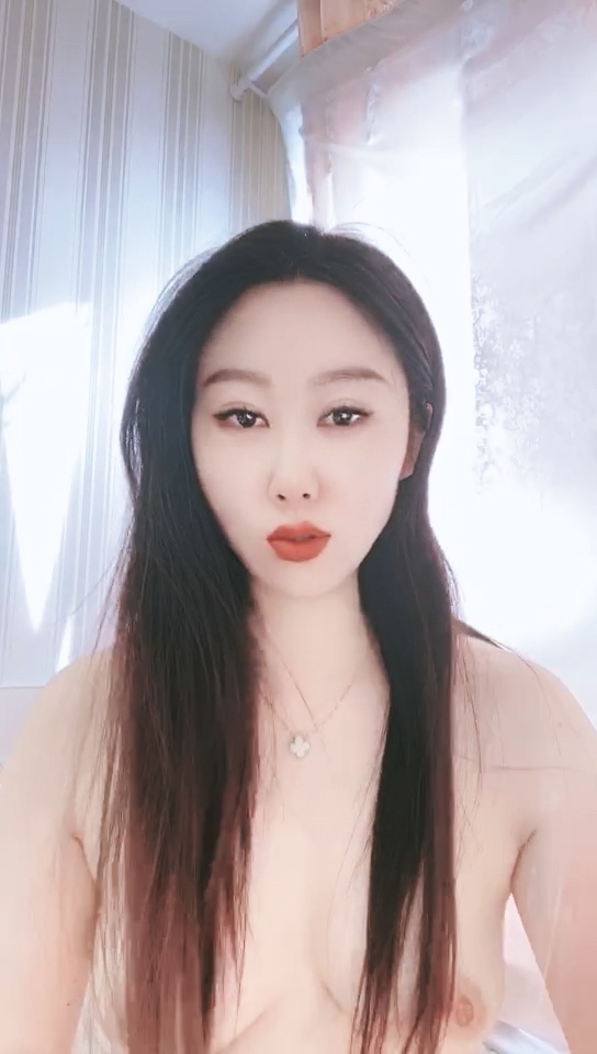 【禁漫直播】丰满大白屁股,模特身材蜜桃臀 跳蛋自慰插穴,销魂呻吟声,白浆流出特写蝴蝶逼