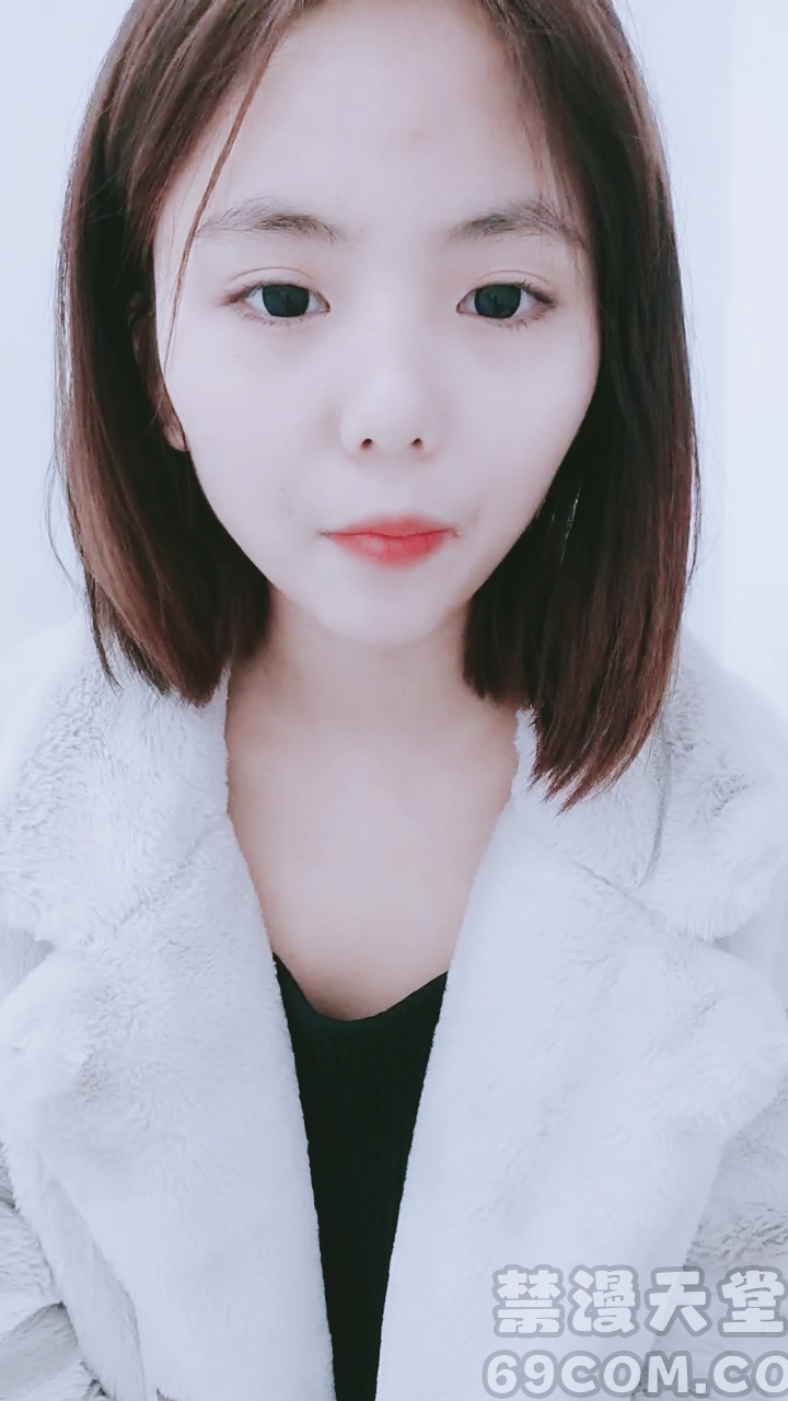 【禁漫直播】性感小美女露脸跟小哥玩的真嗨,衣服都没脱完让小哥按在墙上干了,后入抽插爆草无套蹂躏玩着骚奶子射精真猛