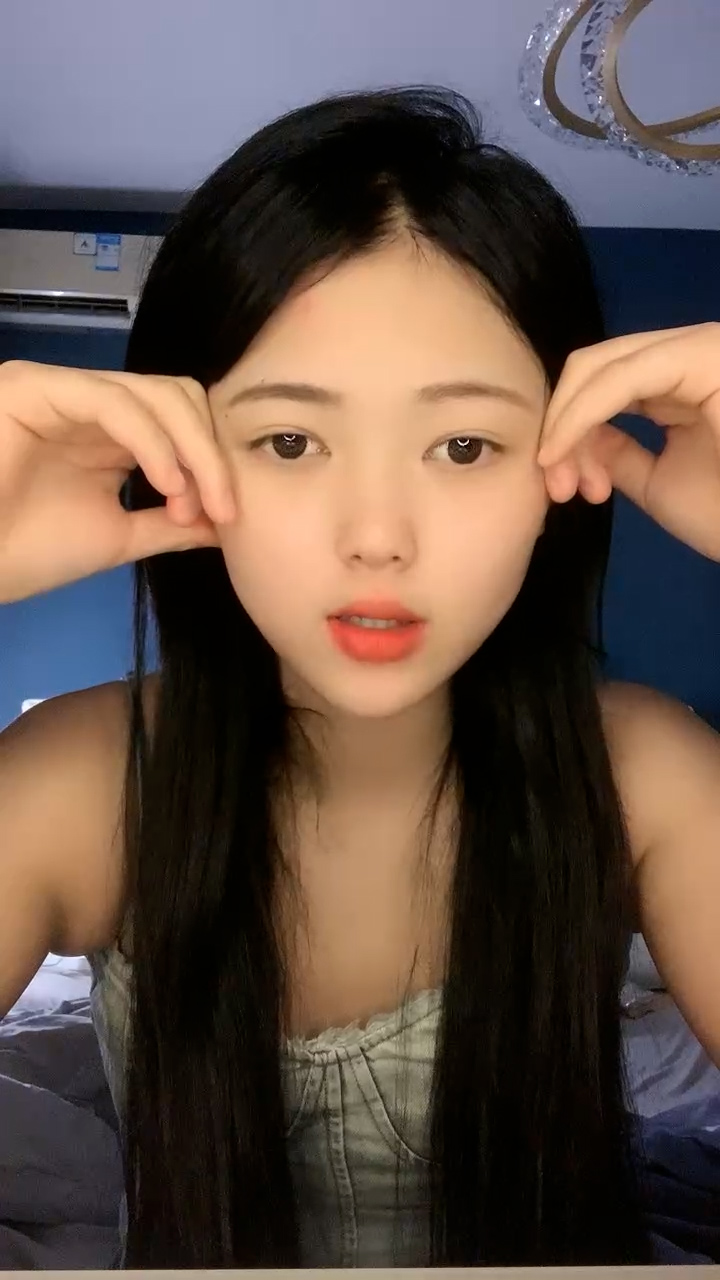 新人下海呆萌花臂妹妹！无毛一线天嫩穴！怼在镜头前扣阴蒂，掰开手指扣弄，水声哗哗，娇喘呻吟