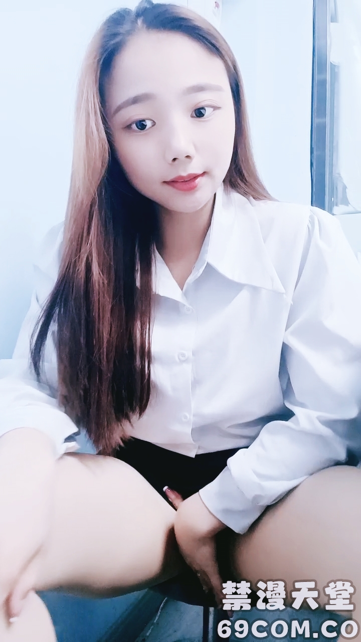 【禁漫直播】甜美风骚诱人的小老板娘一个人陪狼友嗨,全程露脸大秀直播,自己揉奶抠逼玩的好刺激,疯狂抽插高潮喷水真骚