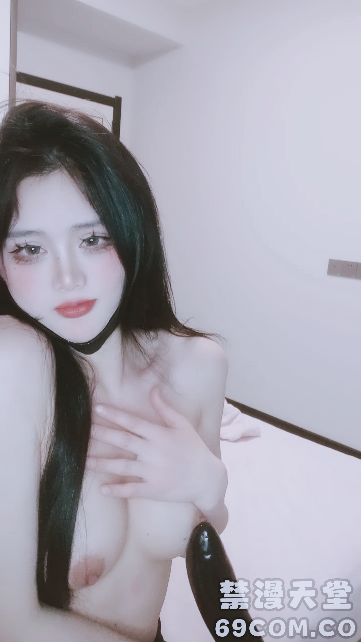 【禁漫直播】新来的浓妆骚妹子露脸黑丝情趣诱惑,玩道具都比别人大一号好骚啊,大长茄子舔弄摩擦骚穴往逼里塞,精彩刺激