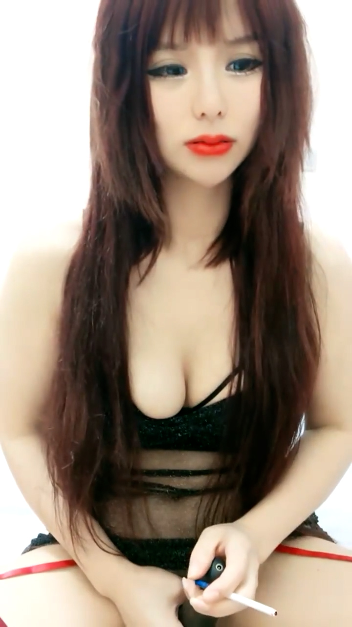 性感妖艳小骚货！诱人吊带丝袜！大黑牛震穴，翘起屁股抓屌舔弄，扒开内裤骑乘位操，69姿势插嘴