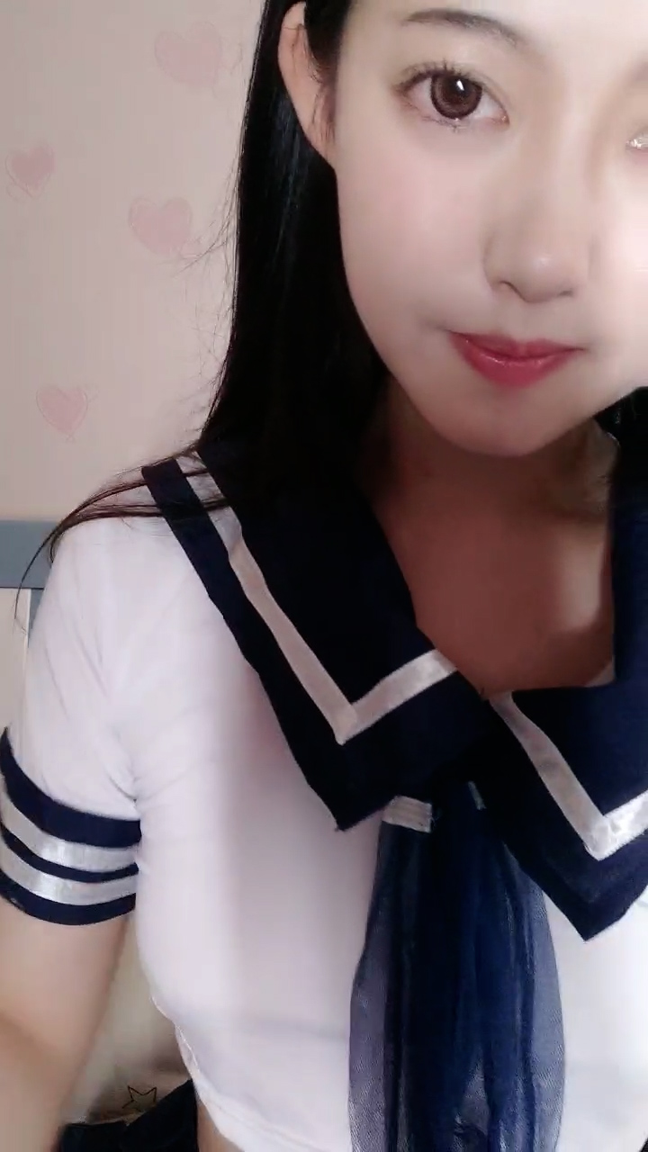 想要爸爸抱！大眼睛颜值美女！学生制服诱惑，没穿内裤掰穴特写，假屌快速抽插，爽的娇喘呻吟