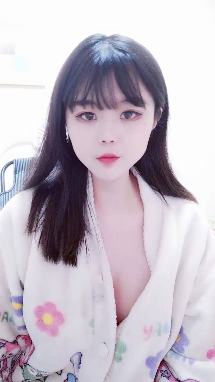 【禁漫直播】呆萌小少妇露脸黑丝诱惑情人节伺候大哥激情啪啪直播赚钱,口交大鸡巴揉奶玩逼,被大哥无套抽插爆草射肚子上