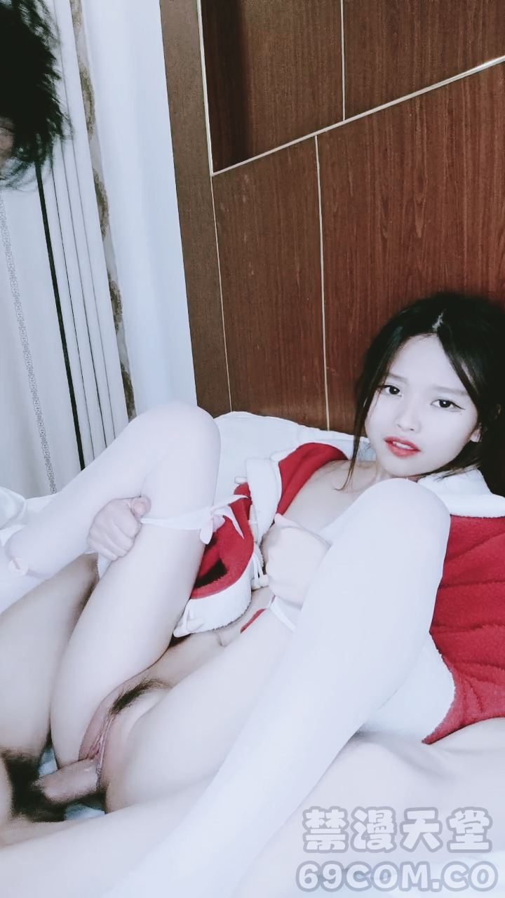 【禁漫直播】喜庆红睡衣,小骚货跨新年,和男友无套啪啪爆操小逼逼大屌男友来回抽插,白浆渗出表情销魂