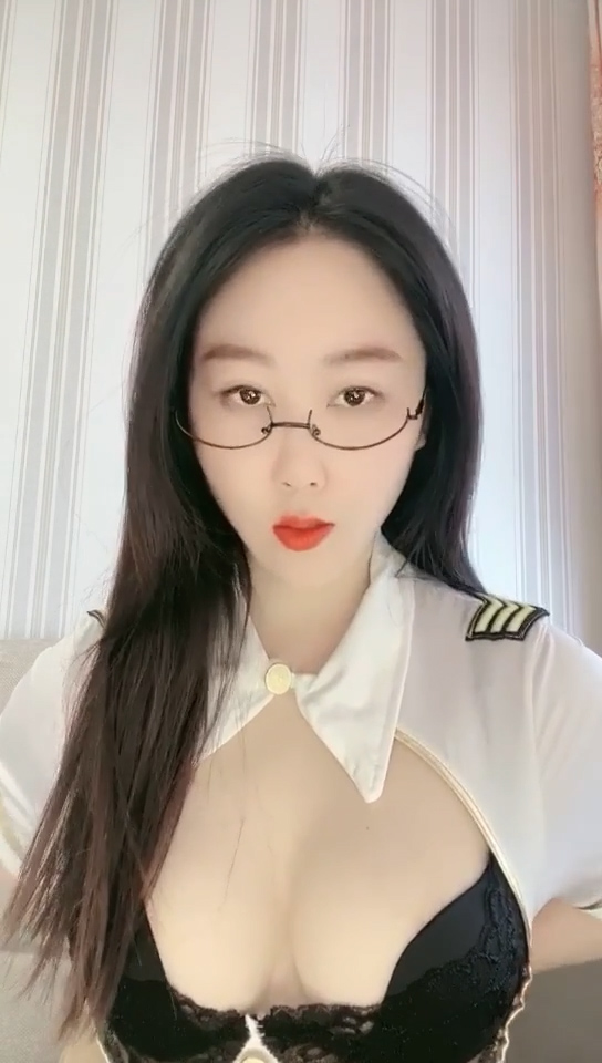 性感情趣装！极品眼镜美御姐！包臀裙黑丝美腿，跳蛋塞入骚逼，半脱下丝袜拉扯，屁股太诱人