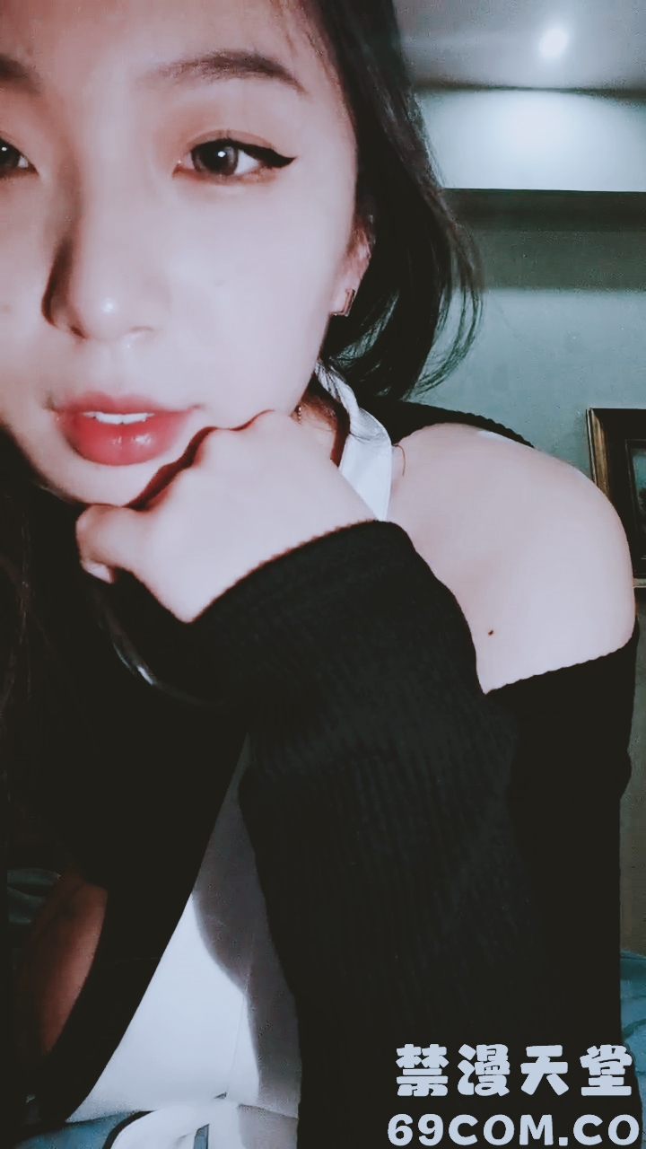 【禁漫直播】极品尤物！舌钉女神初下海！跳脱衣舞很专业,顶级美腿包臀裙,扭起来针不错,翘起美臀多毛骚穴