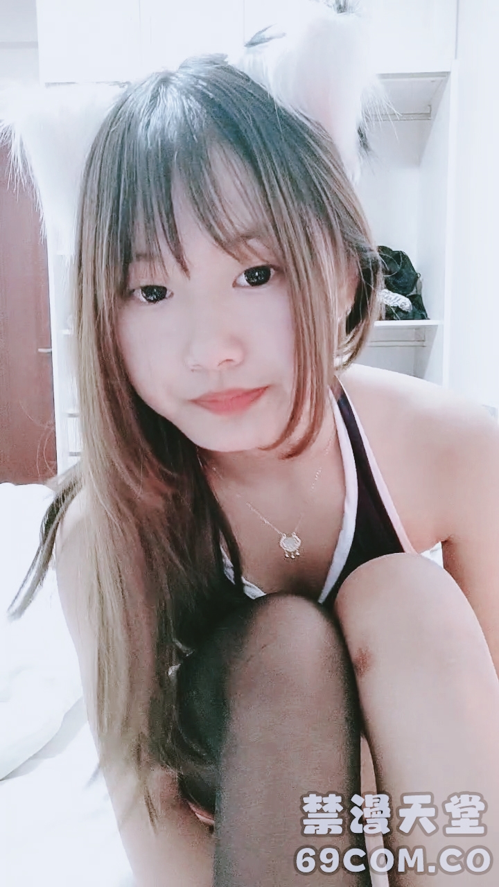 【禁漫直播】新人下海甜美小妹妹！情趣猫耳朵卡哇伊！丝袜美腿没穿内裤,掰开小穴特写,换上女仆装诱惑
