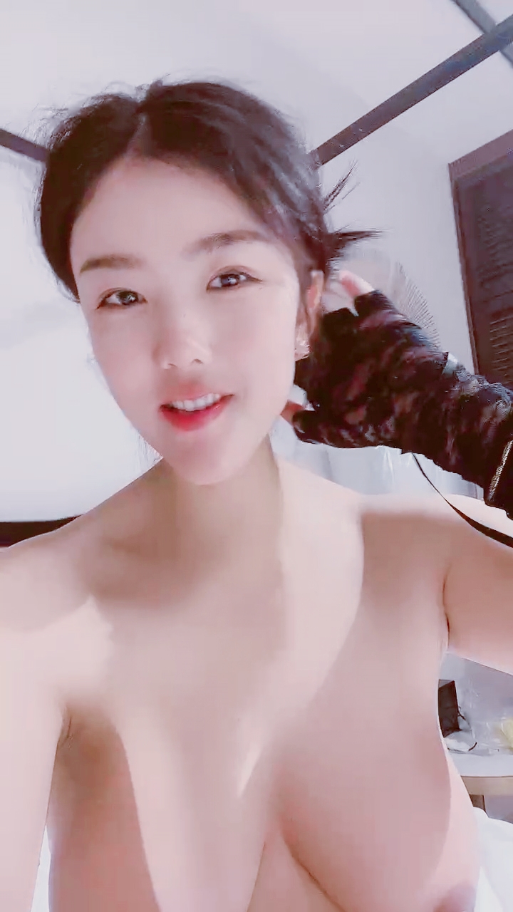 【禁漫直播】大奶淫模好骚好诱惑,精彩露脸高颜值大秀啪啪直播,打着电话被大哥压在身下抽插,淫声荡语不断奶子乱晃刺激