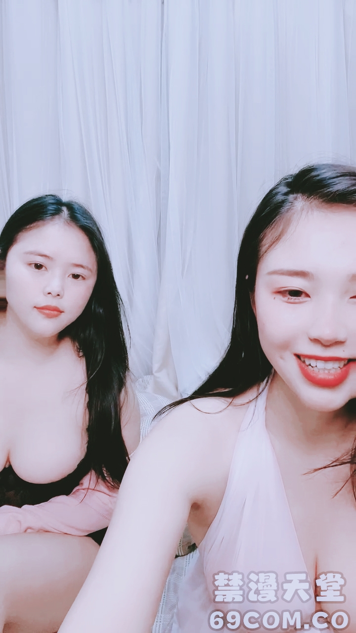 【禁漫直播】双生姐妹花全程露脸大秀直播,大奶肥臀骚逼特写展示,道具抽插舔弄妹妹骚穴,互相摩擦浪叫呻吟不止精彩刺激