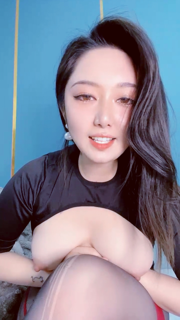 【禁漫直播】丰满吊钟奶子巨乳姐妹花,露脸双双道具自慰插穴,丰满阴户诱人的很