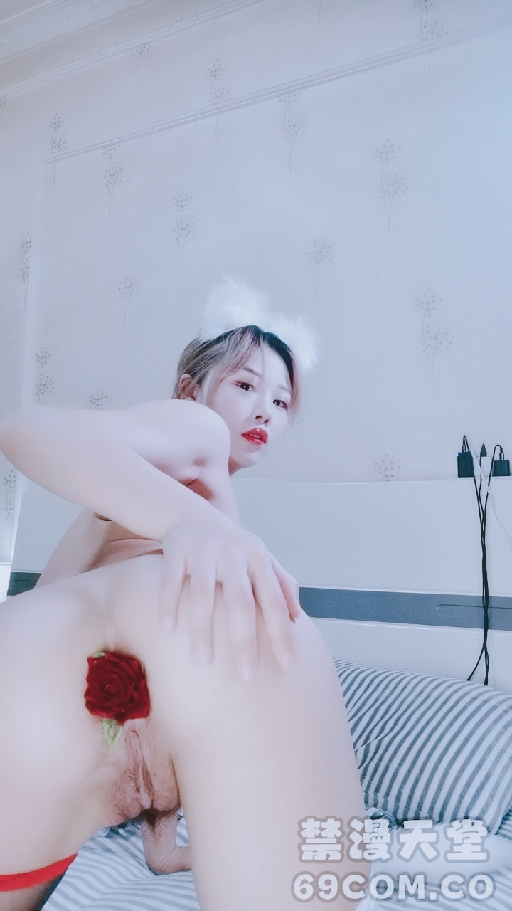 【禁漫直播】可爱女仆装妹子,高颜值 全裸卫生间自慰,手指插穴坐在蹲便上道具插穴