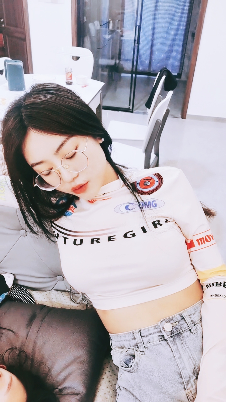 【禁漫直播】大学生下海 多个妹子,啪啪做爱,沙发上一顿操,一个射了换个男主继续来