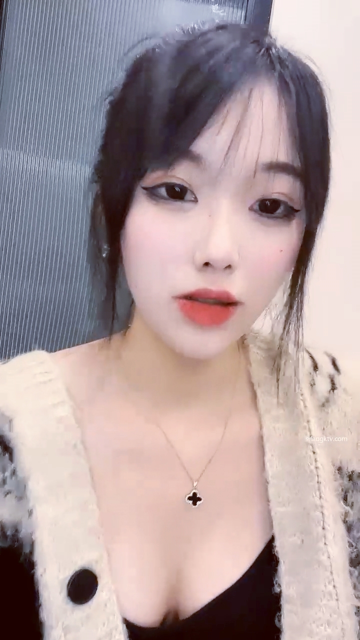 【禁漫直播】楚妹r模特身材直接全裸热舞~骚弄舞姿~极致诱惑,一字马奶子抖得大力这么美哪个男人不爱！