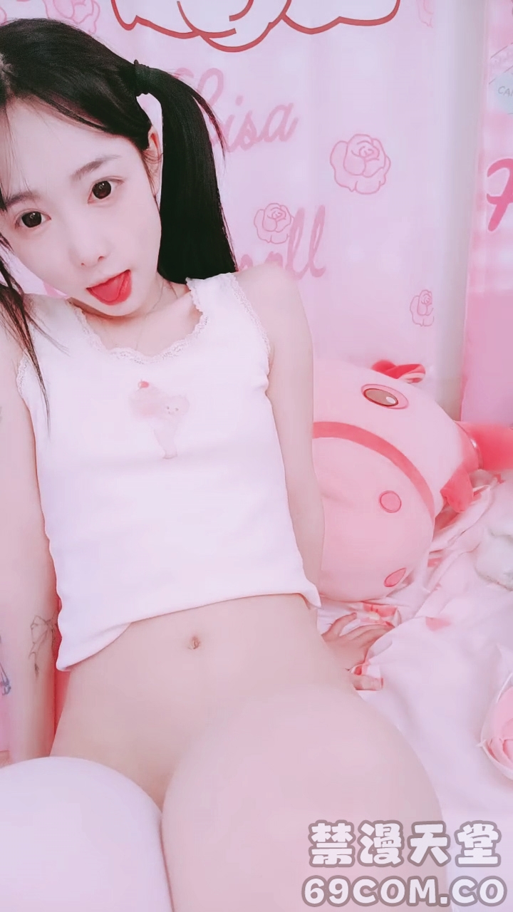 【禁漫直播】双马尾清纯18小莉！甜美卡哇伊！撩起小背心贫乳,掰开嫩穴特写,表情一脸淫骚,娇喘呻吟喊爸爸