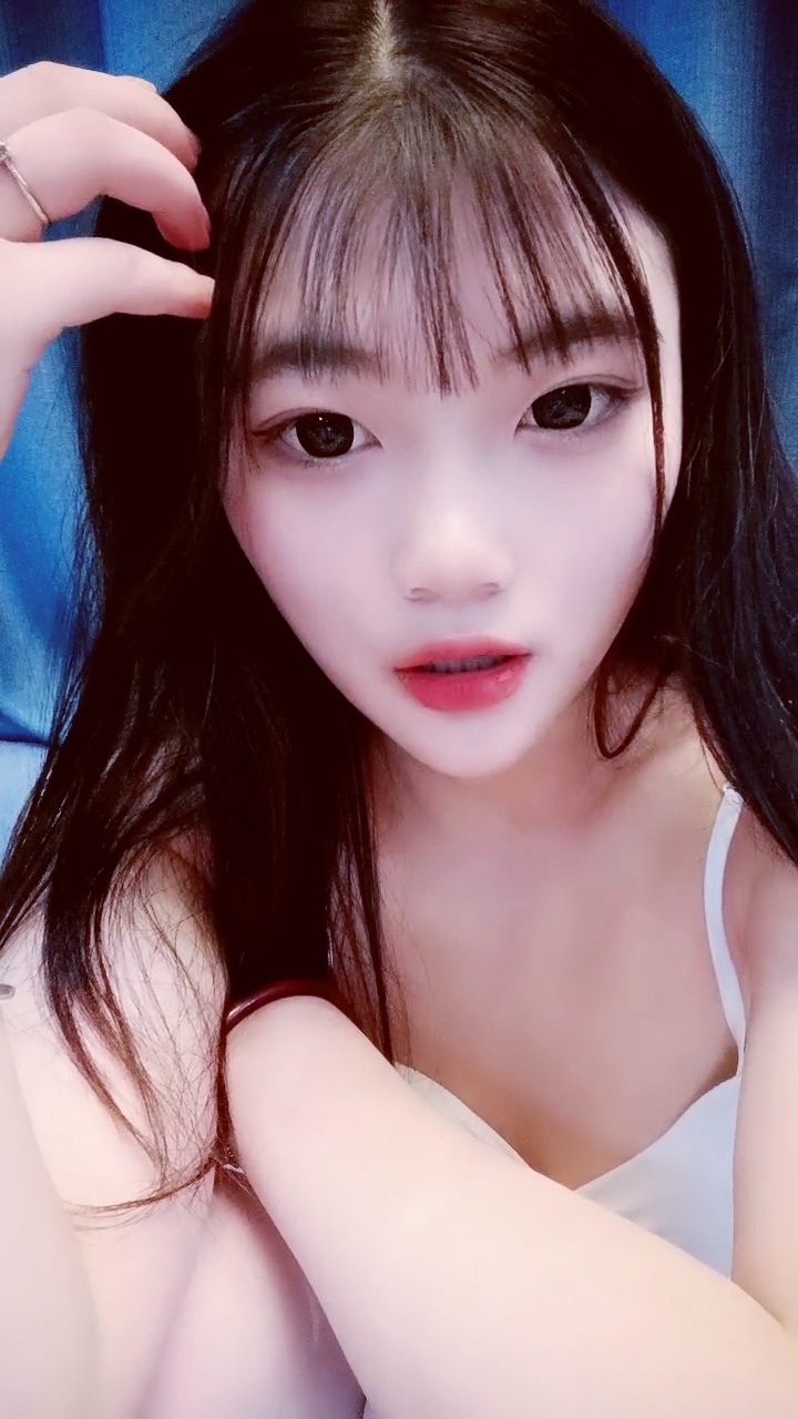 【禁漫直播】白丝清纯嫩妹瑶瑶跟小哥啪啪大秀,逼逼没有几根毛很是诱惑,全程露脸舔弄大鸡巴, 沙发上各种玩弄射在逼上