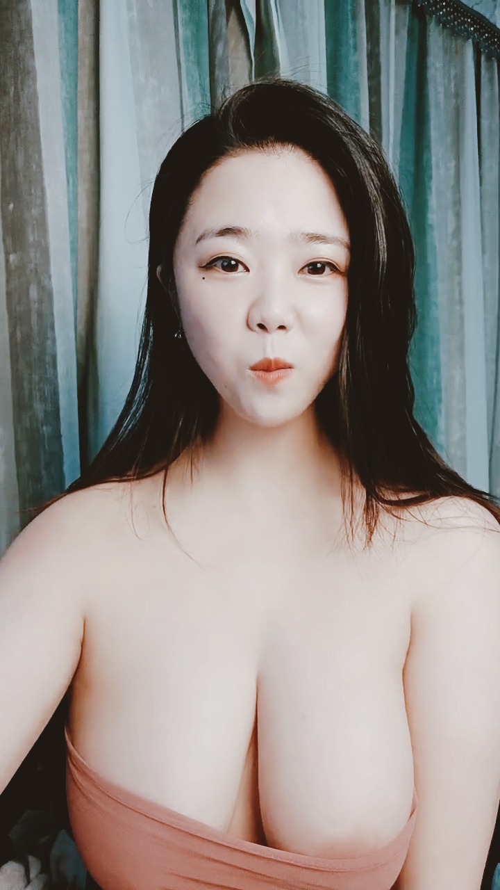 【禁漫直播】风骚的大奶姐姐精彩展示,全程露脸听狼友指挥,淫声荡语不断,道具抽插骚穴耳机放逼一边噗噗直响精彩又刺激