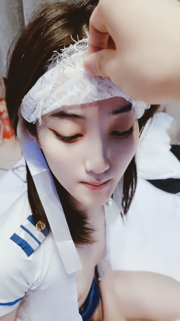 【禁漫直播】高颜值风骚学妹制服诱惑露脸被小哥蹂躏,揉奶抠逼玩弄口交大鸡巴,多体位蹂躏抽插,乖巧听话表情骚呻吟可射