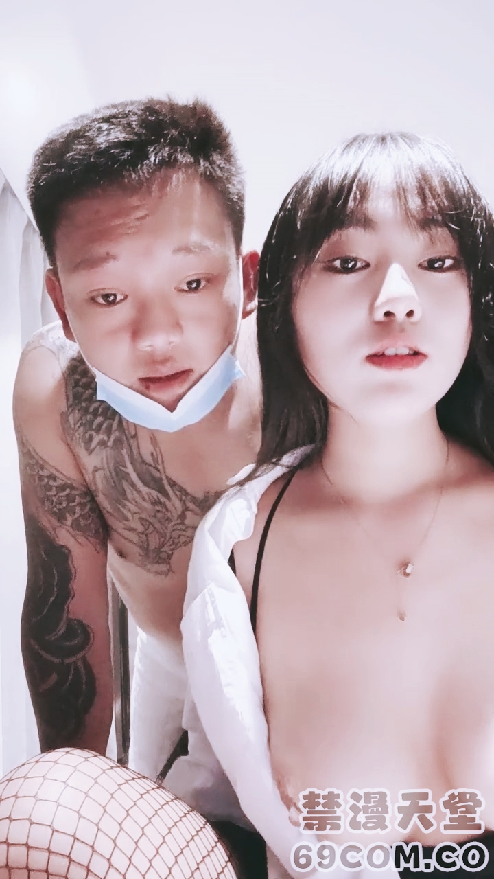 【禁漫直播】鸡巴又粗又大的纹身大哥让骚逼少妇穿上黑丝再玩她,口交大鸡巴小嘴塞不下,多体位爆草骚穴淫声荡语后入玩奶