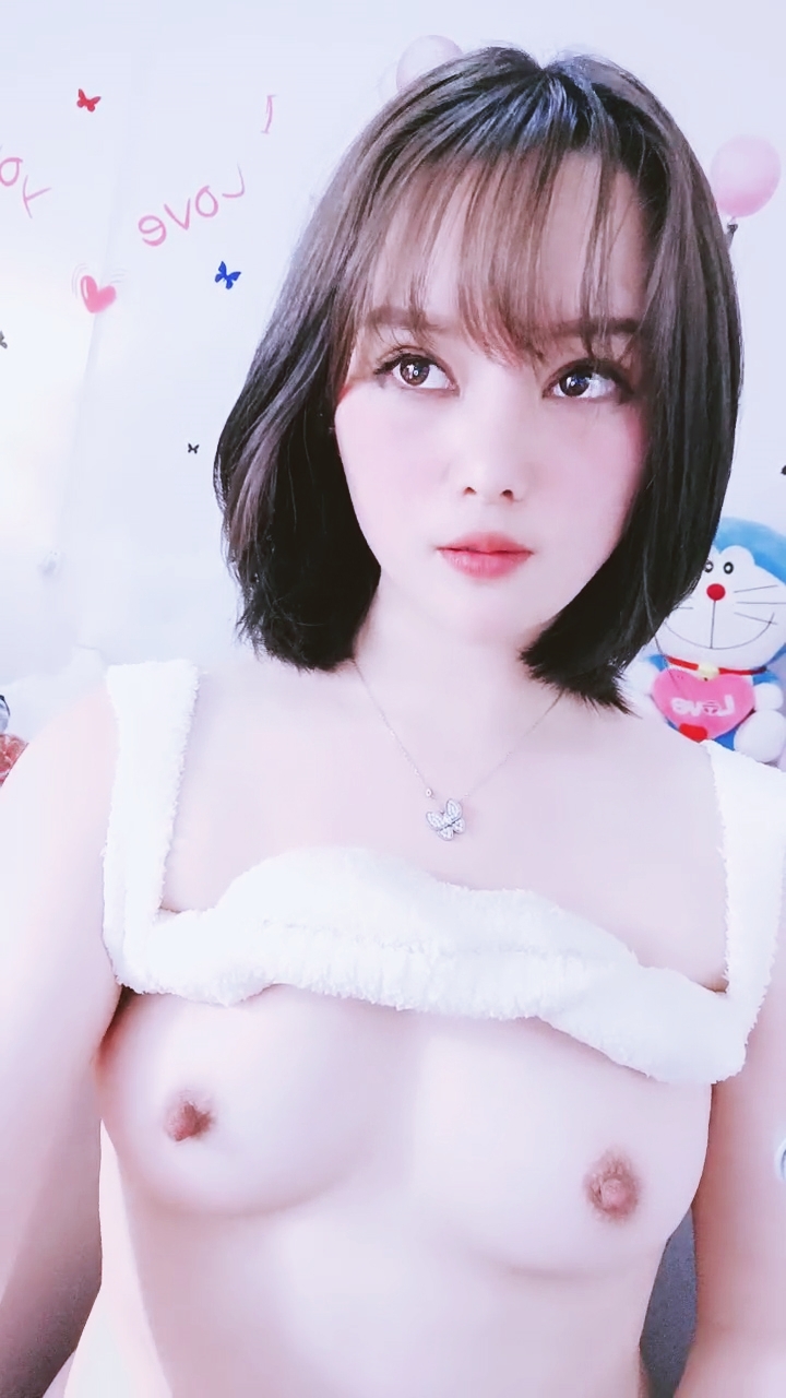 【禁漫直播】短发美女近期下海！外表甜美骚的很！撩起衣服揉奶,特写视角假屌抽插,爽的流出大量白浆