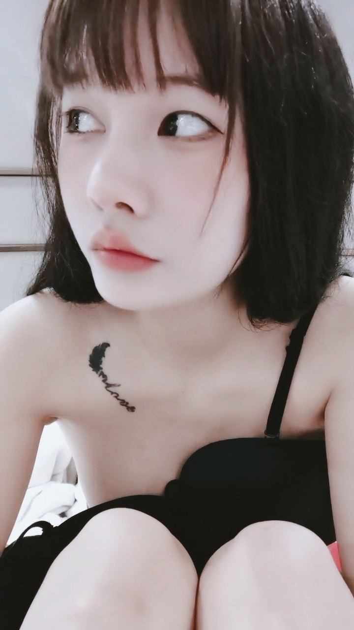 【禁漫直播】粉红肚兜情趣装,模特身材女神主动掰穴楼美鲍超近景特写鲍鱼挑逗硬起来就开干