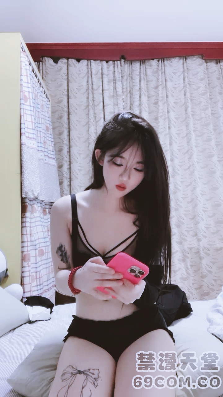 【禁漫直播】花臂纹身美少女！超嫩肥唇粉穴！振动棒磨蹭骚逼,深插到底爽翻,翘起屁股摇摆,表情一脸享受