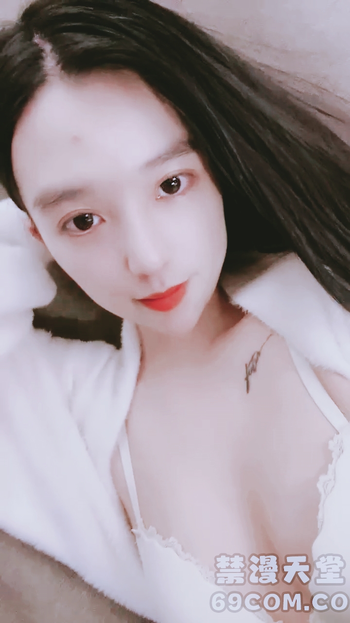 【禁漫直播】烈焰红唇性感女神！脱下齐逼短裤露翘臀！多毛骚穴掰开特写,翘起屁股摇摆,极度诱惑风骚