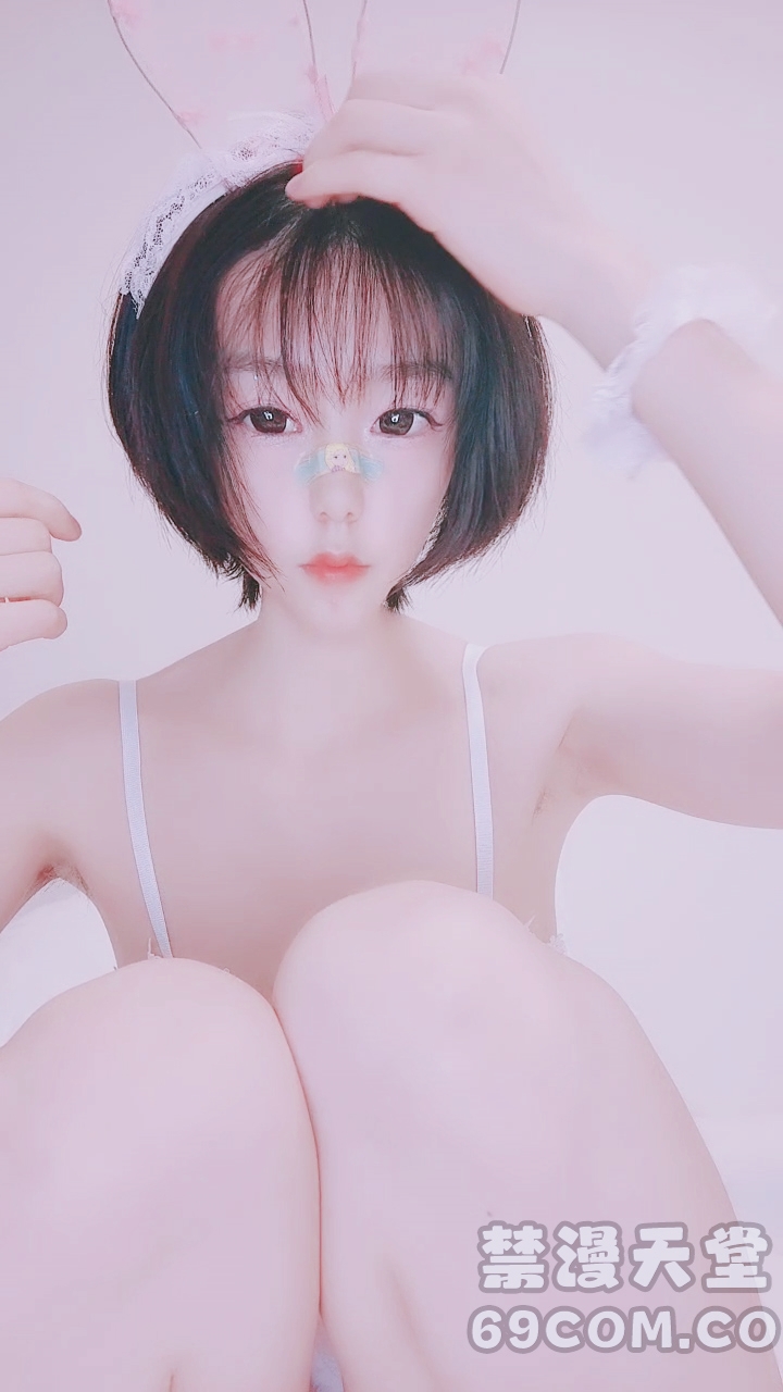 【禁漫直播】看似乖巧妹子玩的很花！灌肠爆菊轮番上阵！拉珠塞入菊花,大黑牛假屌插穴,表演下蛋太骚了